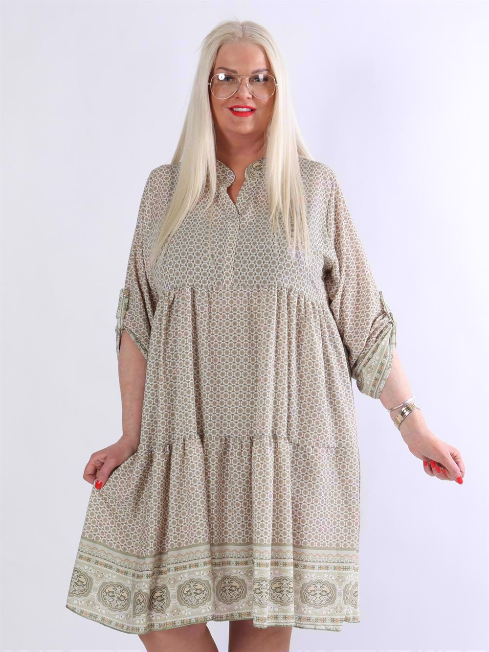 Lana - Mønstret kjole med lag på lag look